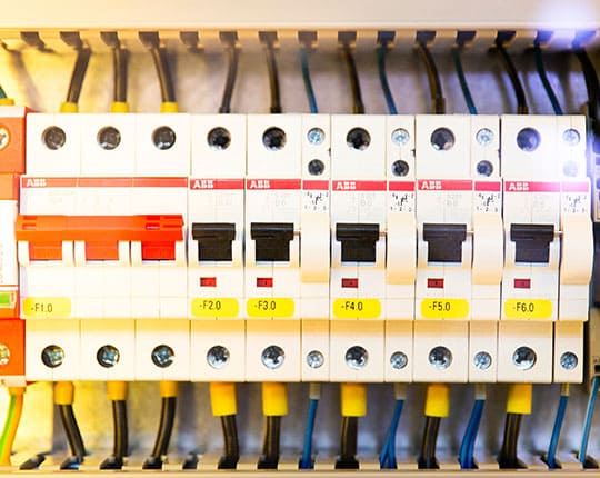 verifiche impianti elettrici - quadro elettrico di impianti con la messa a terra